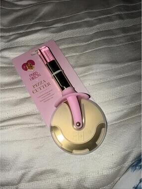 NWT Paris Hilton Stainless Pizza Cutter Gold Pink W/Jewel Top Blade Guard RARE